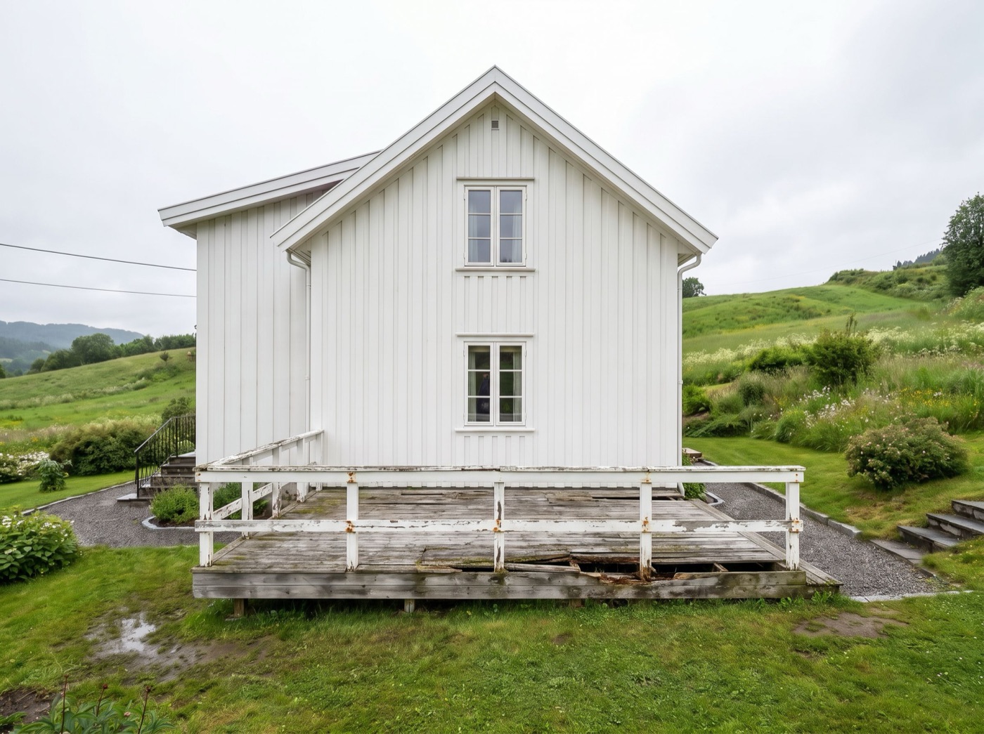 Før: gammel, grå og råtten terrasse